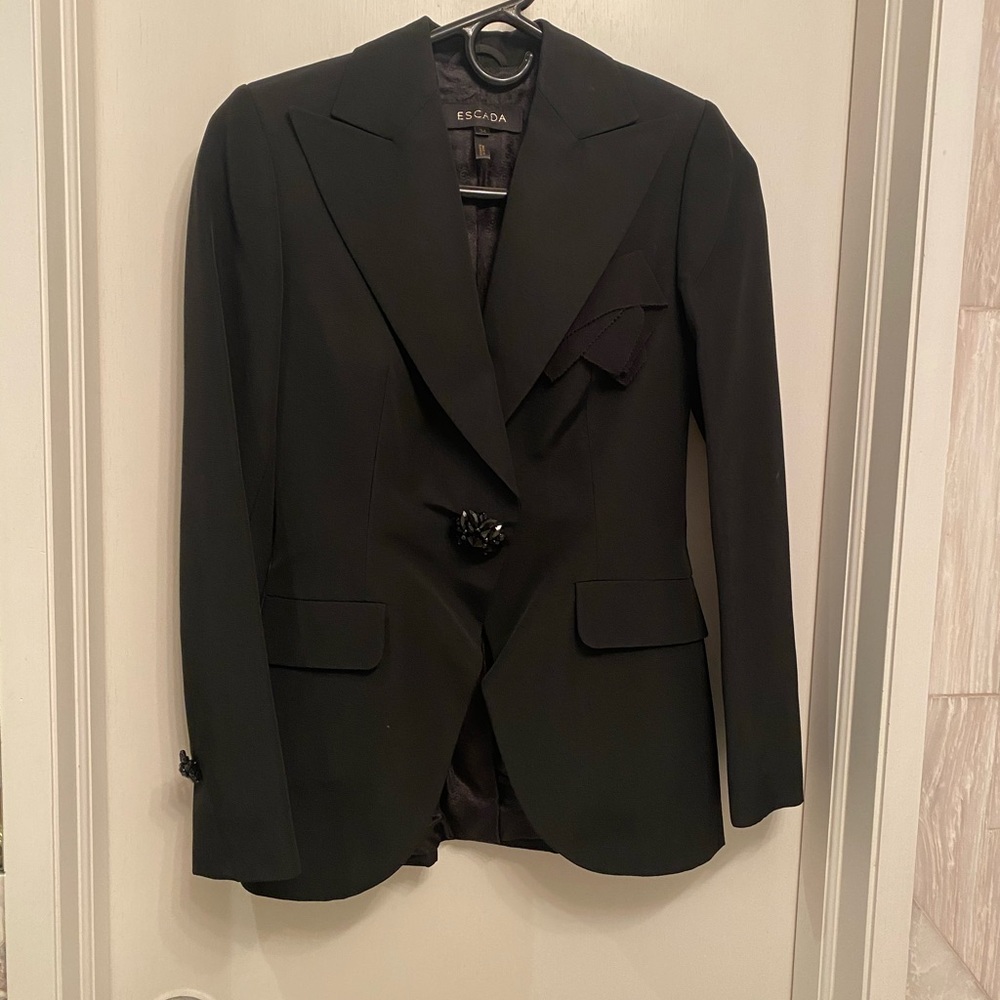 Skirt and jacket suit